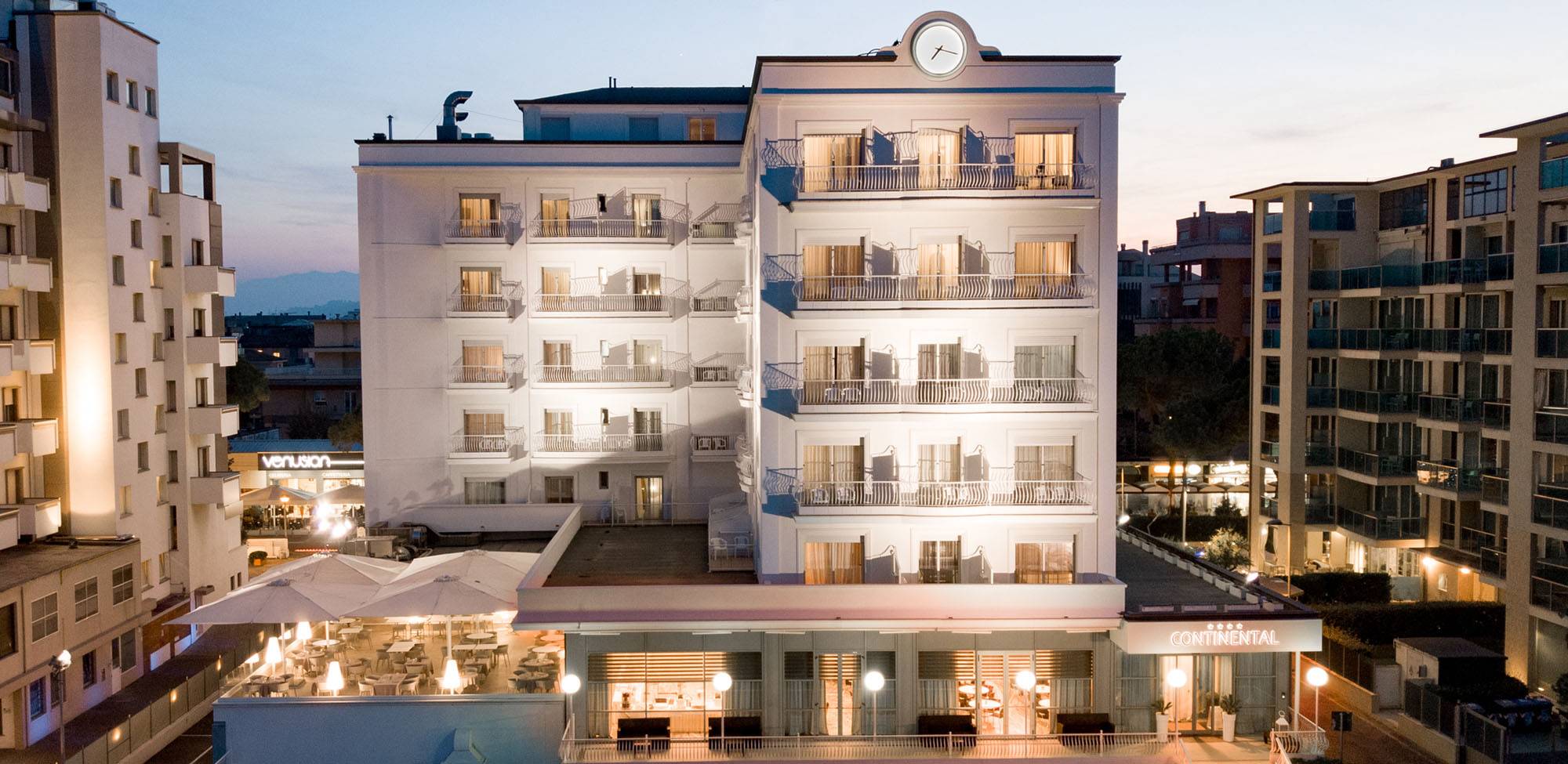 hotel 4 stelle con piscina a rimini